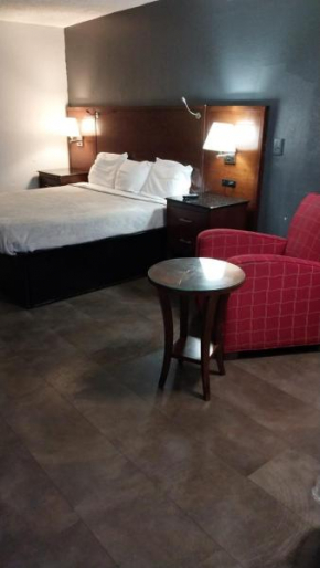 Queen Bed Hotel Suite 127